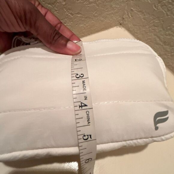 Fabletics Essential Puffer Belt Bag Beige Sporty Fanny Pack Winter Gym Athletic - Picture 6 of 8